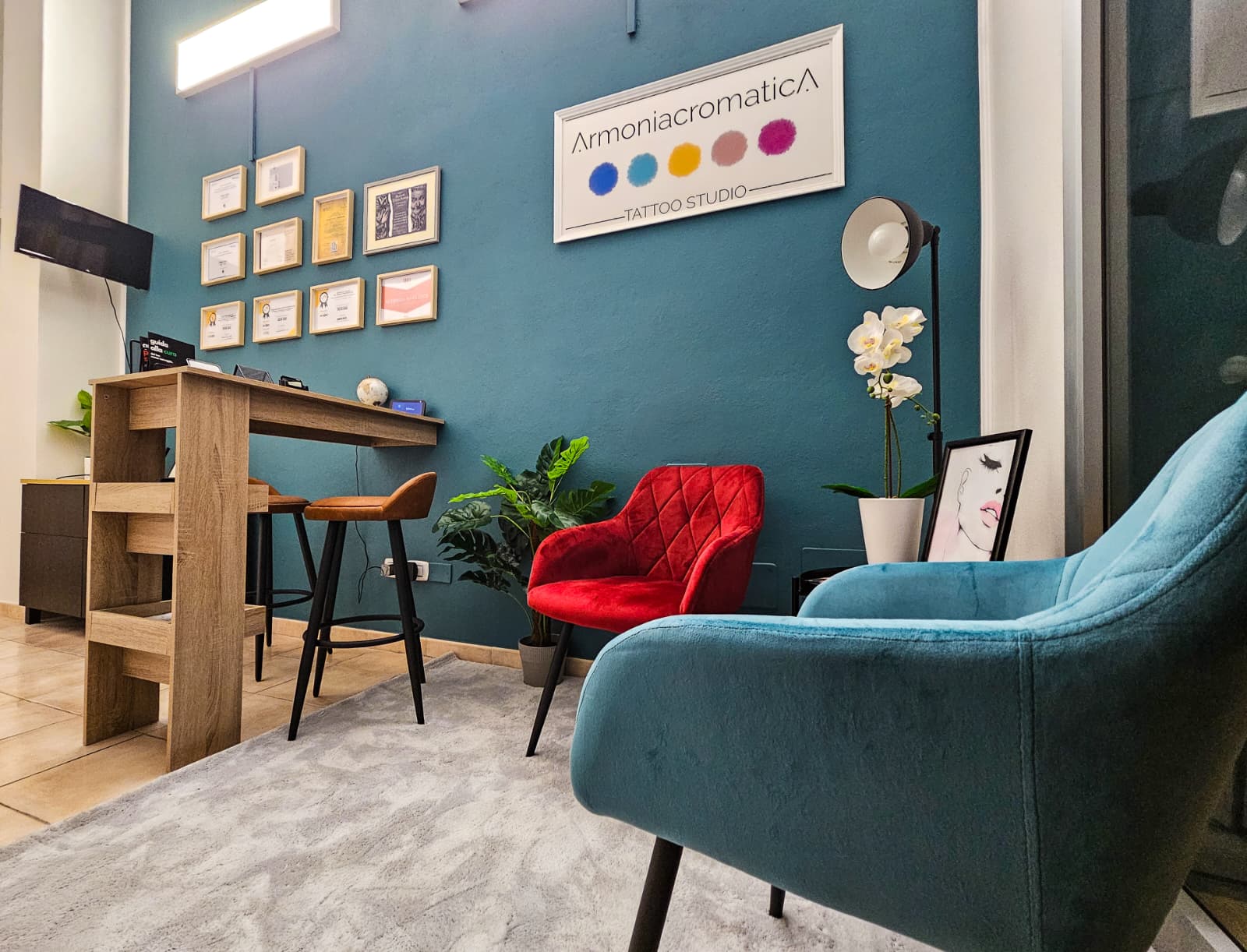 View of the waiting area: counter, stools and armchairs