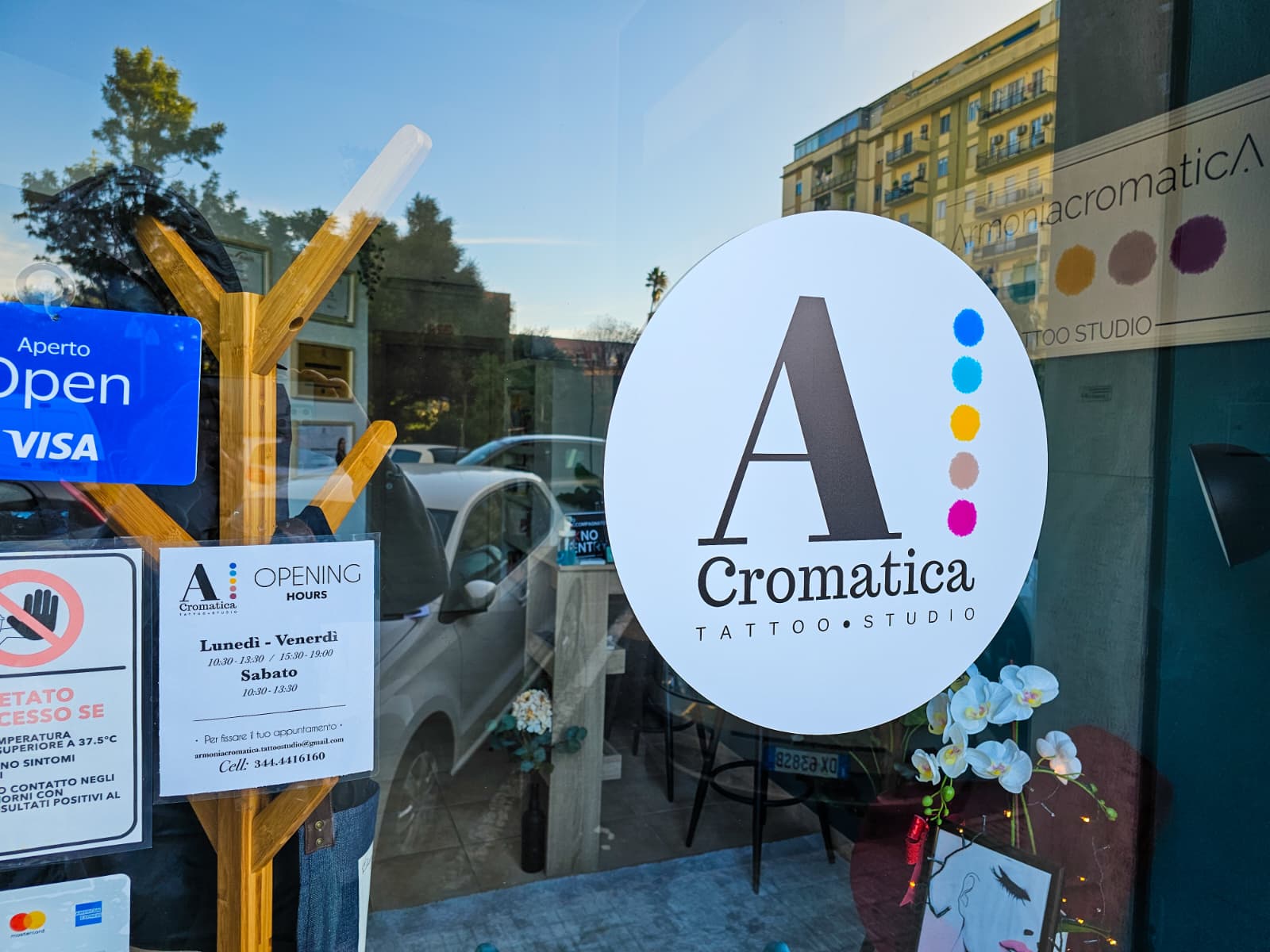 The Armonia Cromatica shopfront in Cagliari, with the sign and the opening hours